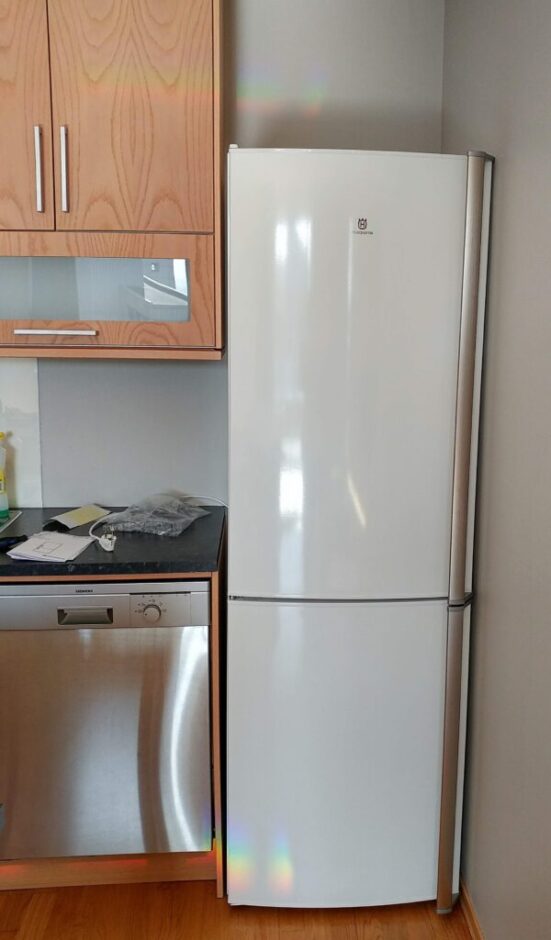 冷蔵庫を買ったらドアが壁に当たる！開く方向を変えたけど使いにくそうな予感 まなさんぽ＠ノルウェー
